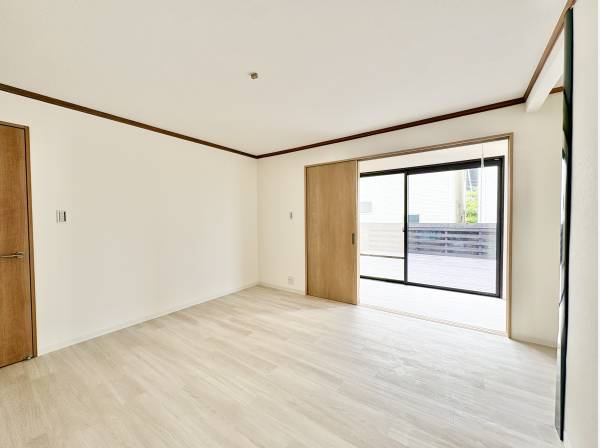室内は飽きのこないシンプルモダンな仕上げ