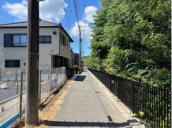 鎌倉を感じる路地※左手に土地があります。