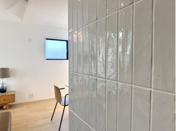 クロスではなくタイル張りで本物の質感をプラス