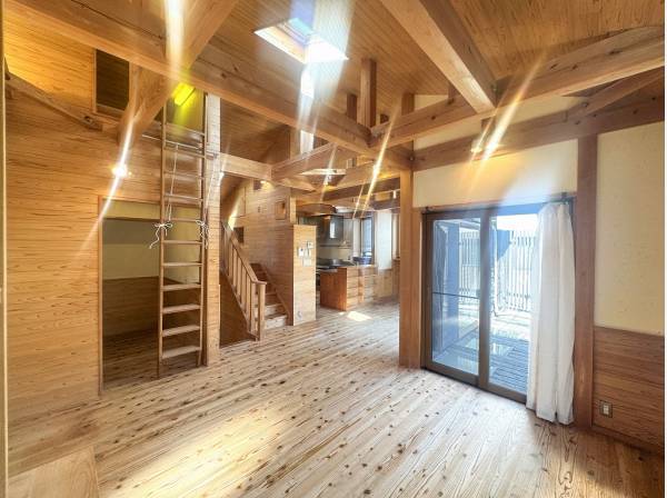 上階に小屋裏収納が完備された明るいリビング