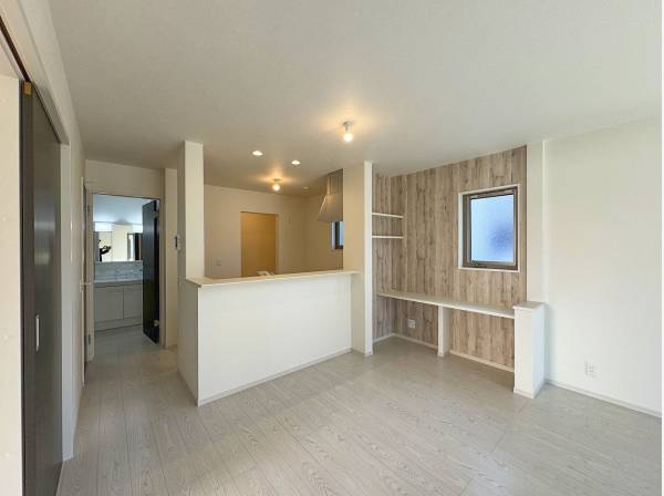 キッチン脇にカウンターが。LDKで宿題してくれると目が届きやすいかも。