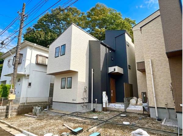 黒と白のコントラストが美しい外観 カースペース2台分を確保