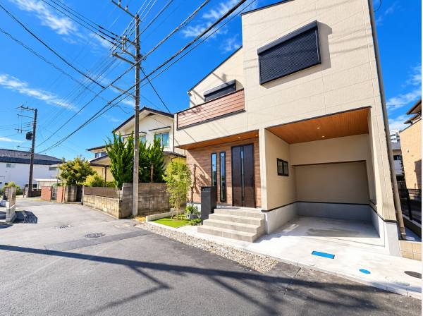 洗練された外観デザインが目を惹く新築邸宅。