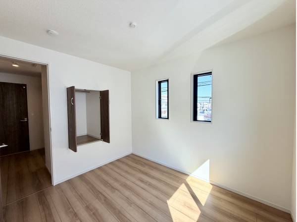 小さな収納付き洋室