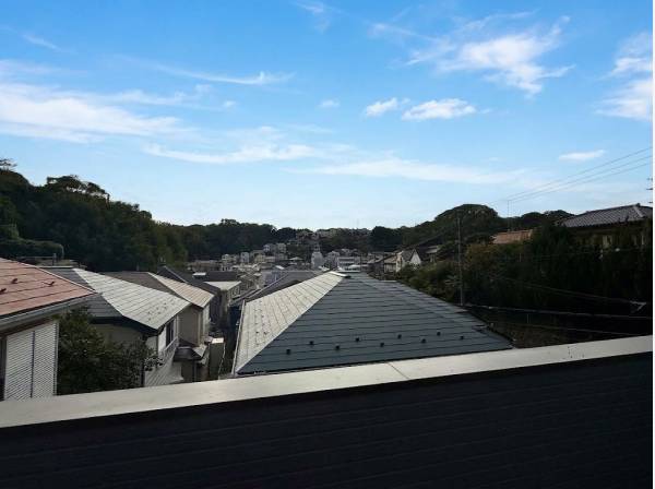 南西ひな壇ならではの開けた視界 豊かな緑と青空を望む心地よい眺望