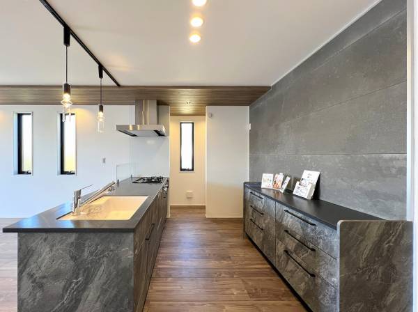 開放感あふれるオープンキッチンにはカップボードもやパントリーも