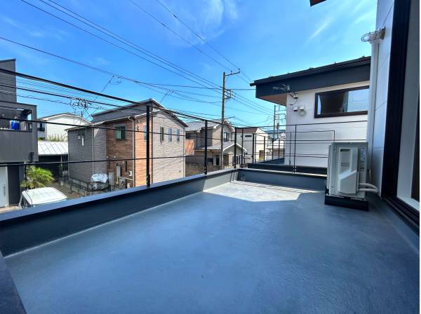 広々としたバルコニーでゆっくりとくつろげる日々を…