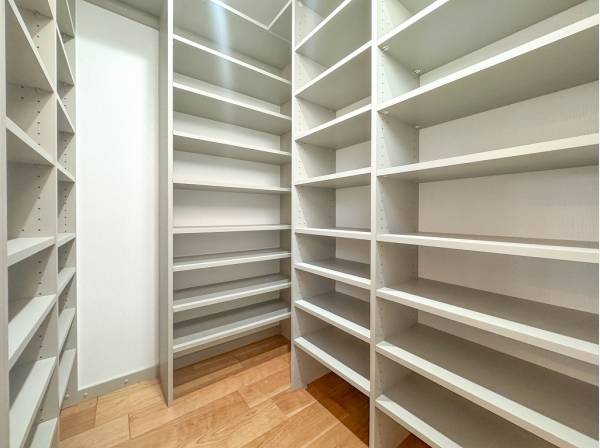 天井まで届く棚により収納力がぐんとアップ