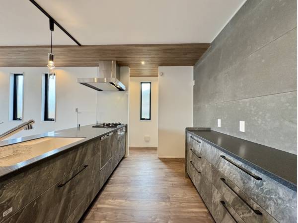 キッチンスペース　パントリーとカップボードも付いてます♪