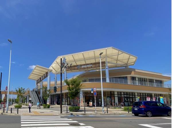 複合ショッピング施設「ブランチ茅ヶ崎」まで徒歩２分(約120ｍ)