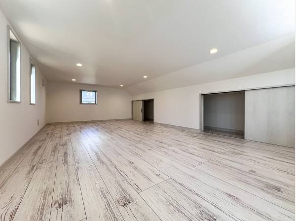 豊な木質感がおしゃれな約10帖のロフト