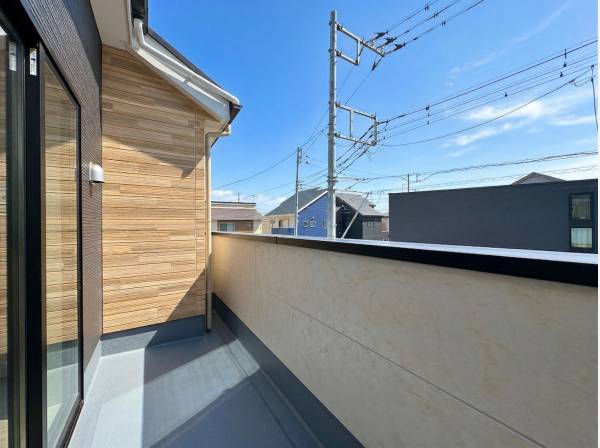 陽光が差込むバルコニー、洗濯物も気持ちよさそうにそよぎます