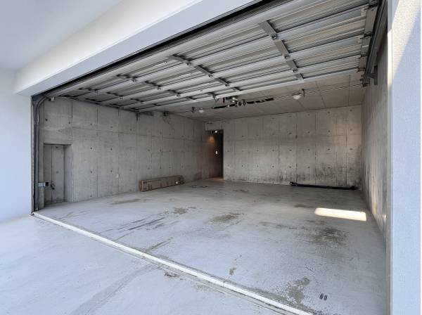 ガレージから防音室へと繋がる地下のサブエントランスもあります