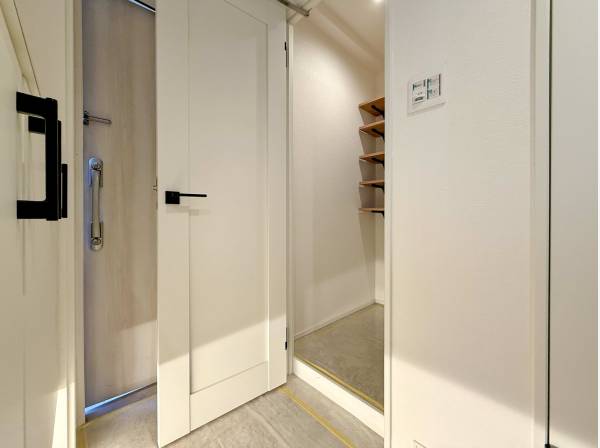 玄関にはシューズインクローゼットもございます。