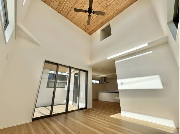 天井の高さが心を解放する、吹き抜けリビング