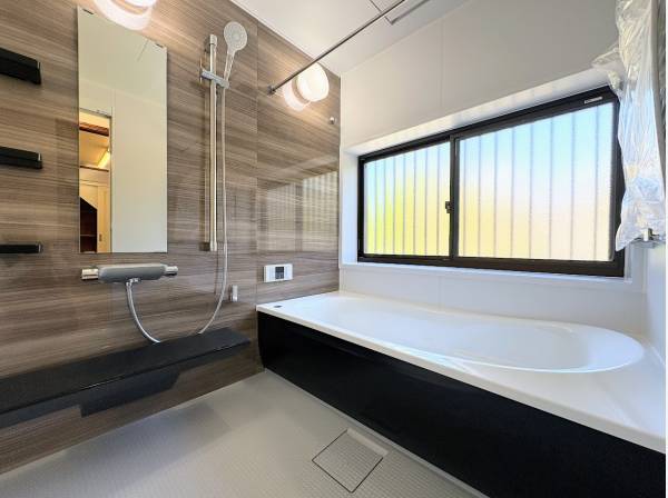 大きな窓が付いたバスルーム