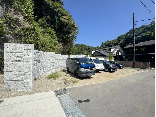鎌倉の低山に囲まれた緑豊かなロケーション