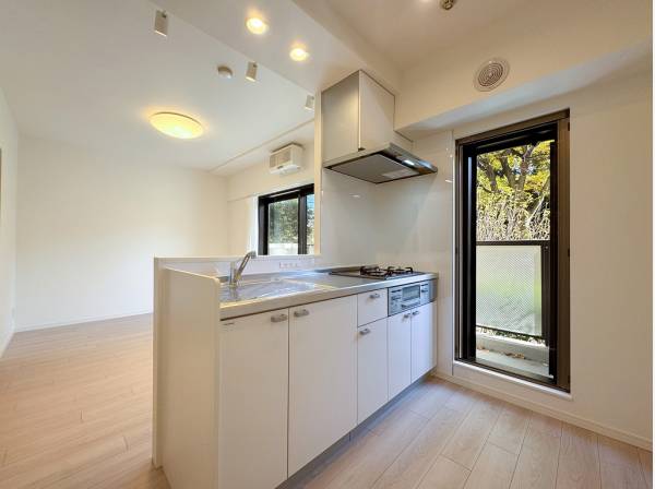 窓からの借景に癒されるカウンターキッチン