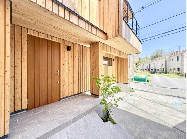 木張りのデザインが目を惹くデザイナーズハウス