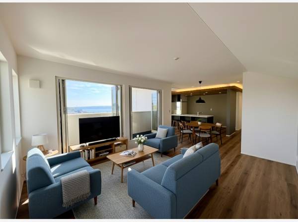 海を眺望できるLDKは約23.7帖になります※家具などはCGです