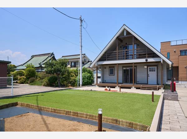 約113坪の広大な敷地には、手入れの行き届いた芝生の庭が広がります。 