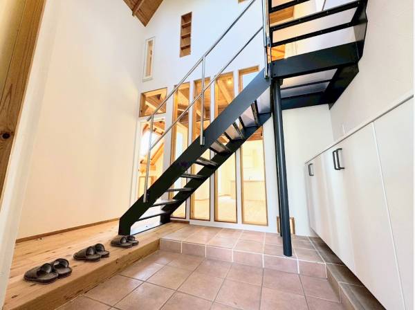 スケルトン階段を使用した、お洒落な玄関スペース