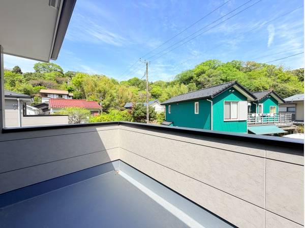 バルコニーは出ると鎌倉の四季折々に移ろう自然を一望