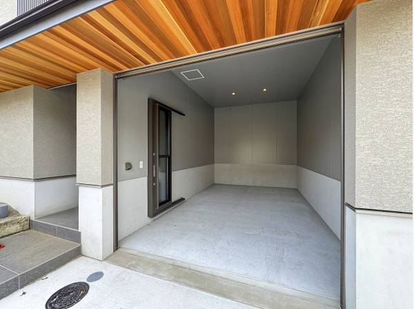 こちらがガレージ。ゲレンデサイズも余裕で収まります。