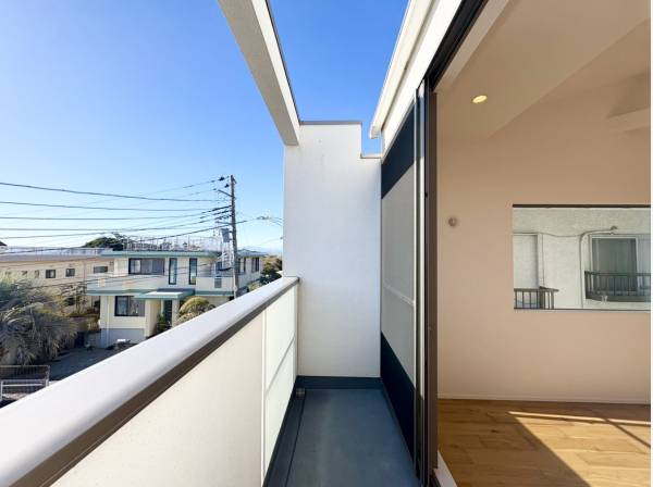 南向きで陽当たり良好なバルコニー