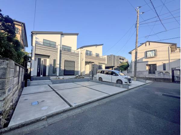 前面道路も広々です。