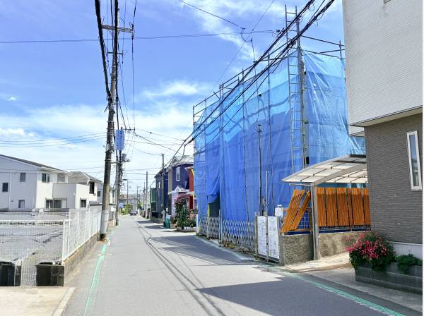 前面道路はゆとりがありお車の出し入れや通行もスムーズに行えます