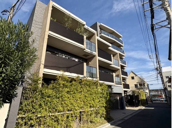 重厚感あるエントランス。管理体制良好な大規模マンションです。