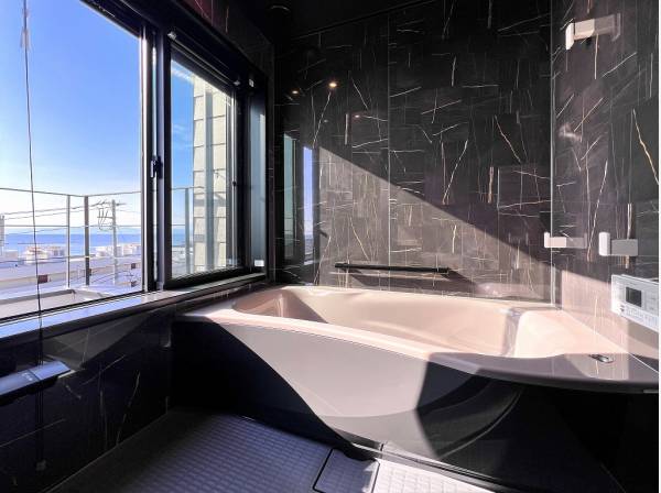 海を望むラグジュアリーなバスルームはまさに非日常