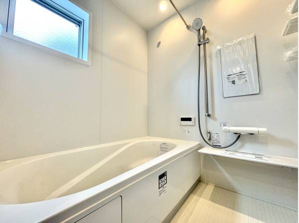 窓付きで換気も良好。清潔感あるバスルーム。