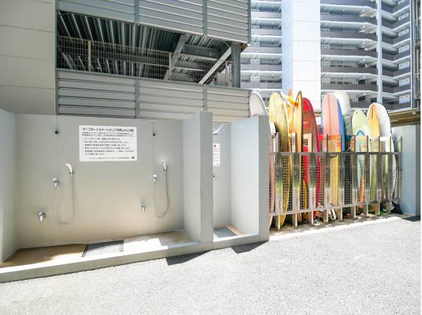 広い敷地内にはなんと3ヵ所もサーフボード置場が設けられています