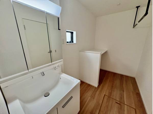 洗面所広いですよ！家事室があるので、洗濯物を畳んだりできます。