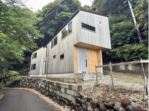 木の温もりが感じられる周囲の自然と調和したモダンな外観デザイン