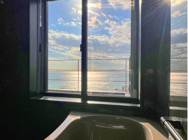 お風呂からも綺麗な海が見えます