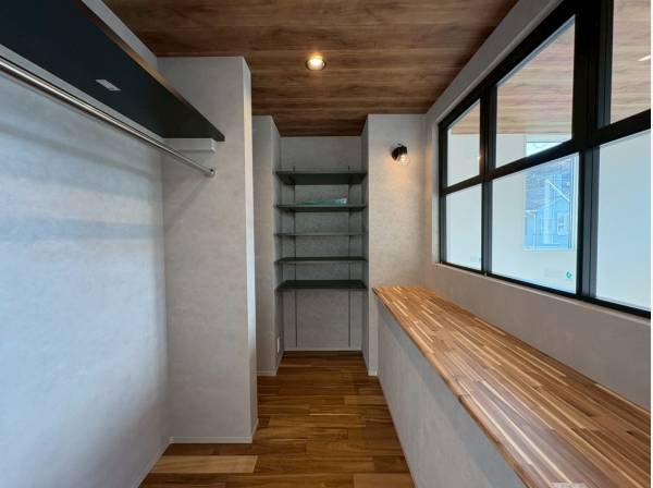 2階には2.7帖のおしゃれな書斎スペースも！