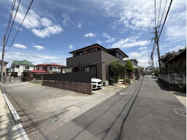 前面道路も広々です