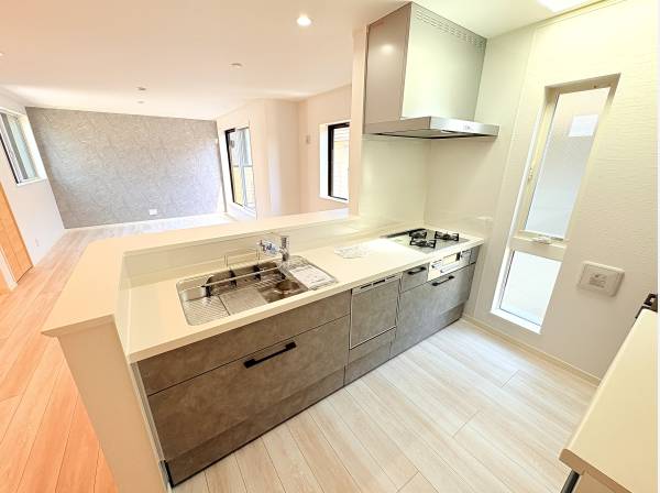 作業スペースが広く、お手入れもしやすいお洒落で開放的な対面式キッチン