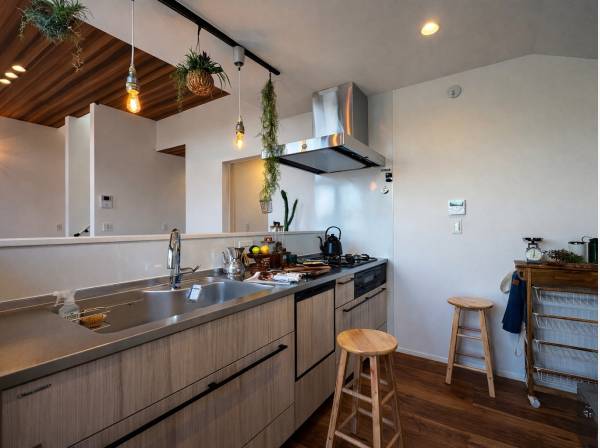 会話が自然と生まれる、デザイン性の高い対面キッチン。