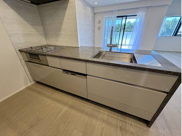 調理スペースが広めのシステムキッチン