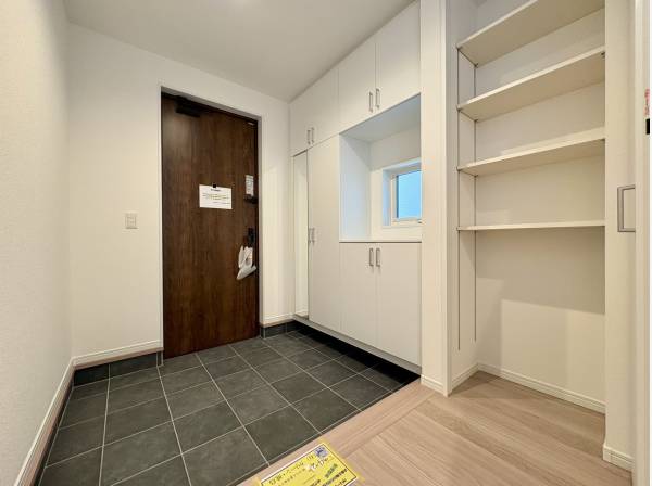 ゆったりとした広さの玄関スペース