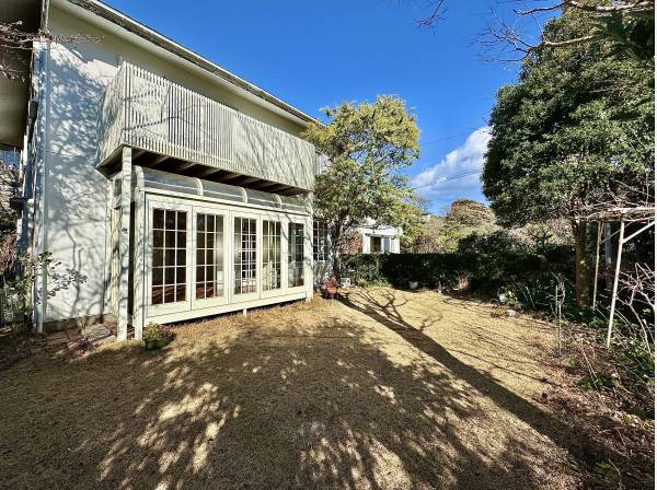 視線の先は、空と緑。喧騒から切り離された時間。