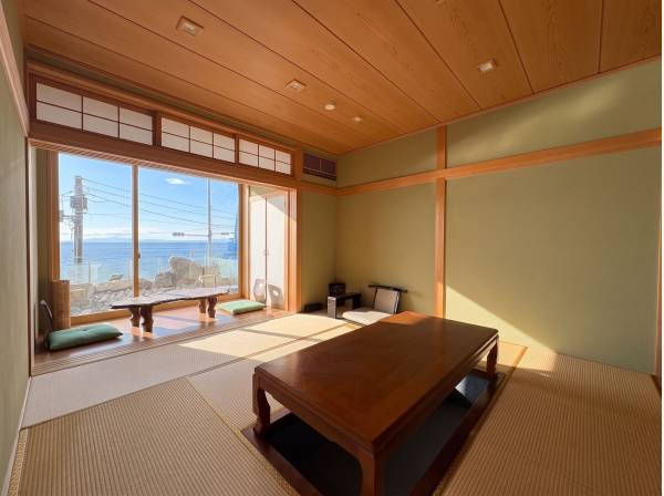 来客の際に重宝する本格和室からも海を望みます
