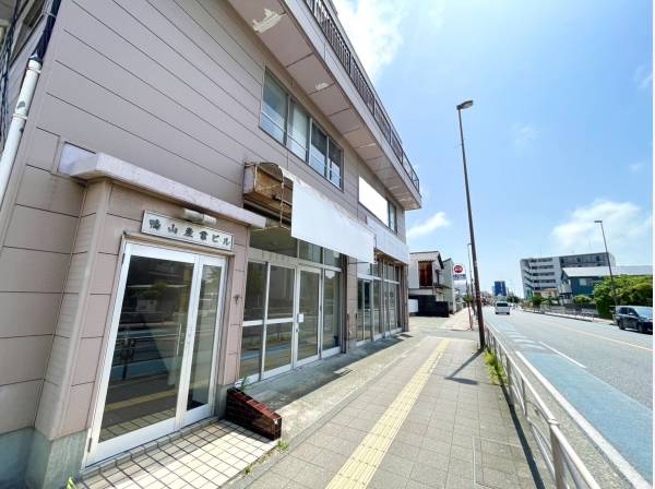国道1号線沿いの視認性が良いロケーション