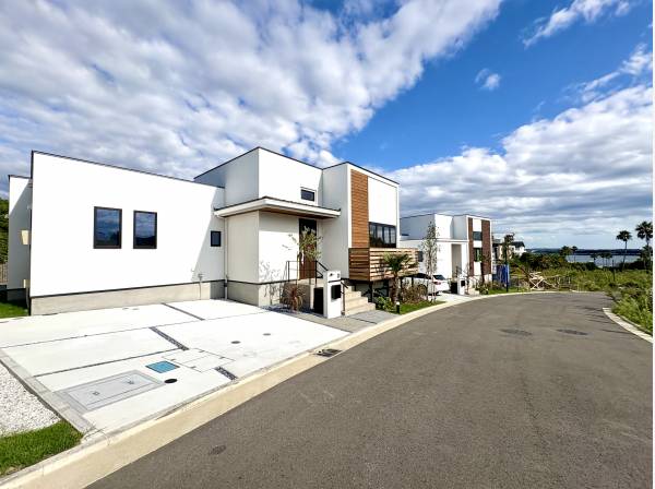 ゆとりある道路に面した平屋建て