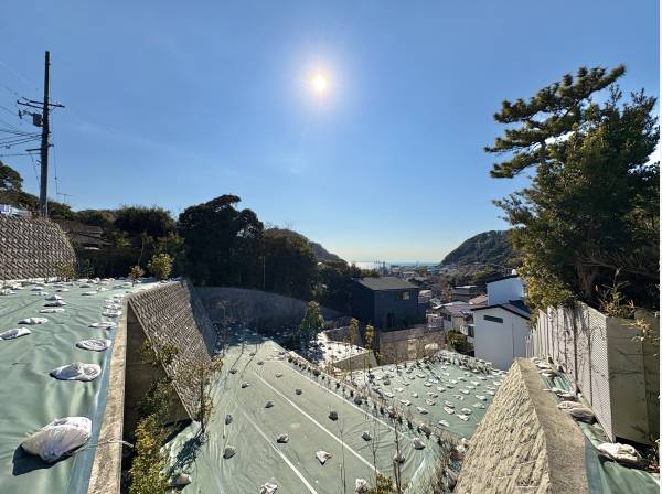 現地からは湘南の海を見渡すことができ、江ノ電が走る風景もございます