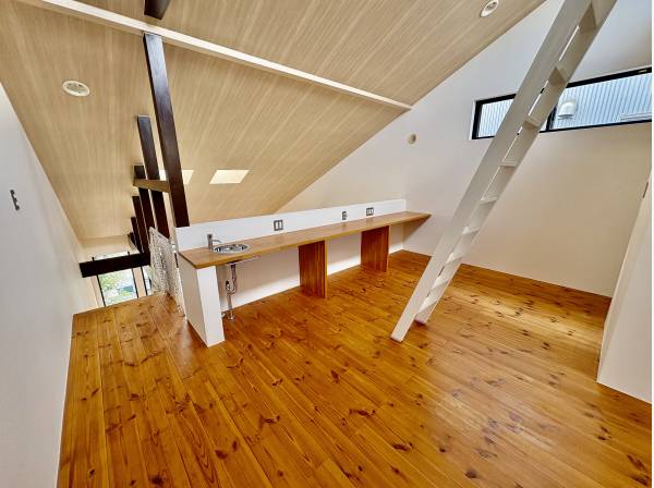 2階から更にルーフバルコニーに行くことができます。